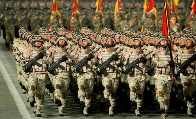 지난해 4월 25일 저녁 조선인민혁명군 창건 90주년 북한 특수군 열병식 모습. 노동신문 캡처/연합뉴스