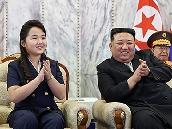 2023년 9월 8일 저녁 평양 김일성광장에서 김정은 국무위원장과 딸 주애가 정권수립 75주년 민방위무력 열병식을 보는 모습. 조선중앙TV 캡처/연합뉴스