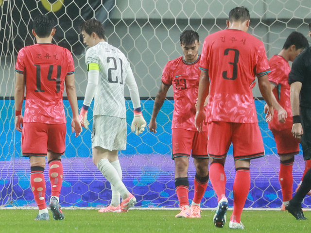 (서울=연합뉴스) 10일 서울 마포구 서울월드컵경기장에서 열린 한국과 브라질 축구 대표팀의 친선경기. 한국 조현우를 비롯한 선수들이 실점한 후 아쉬워하고 있다. 2025.10.10