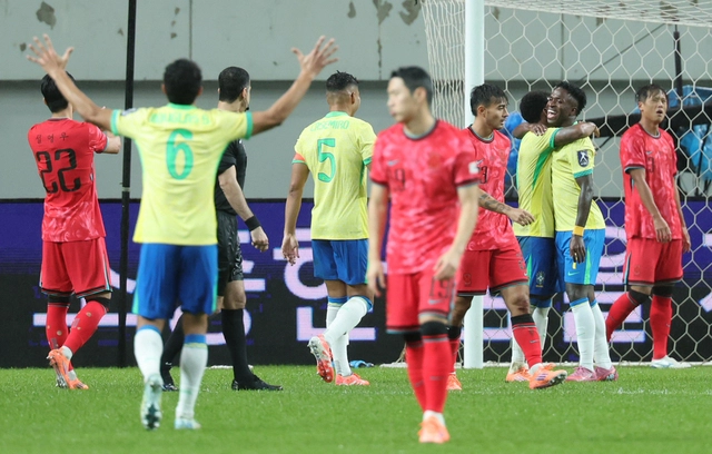 (서울=연합뉴스)  10일 서울 마포구 서울월드컵경기장에서 열린 한국과 브라질 축구 대표팀의 친선경기. 한국 선수들이 추가 실점한 후 아쉬워하고 있다. 2025.10.10