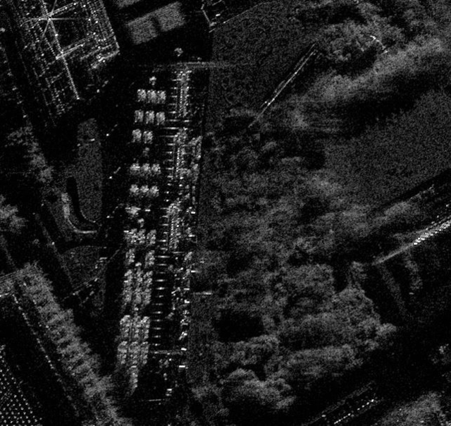 10일 오후 10시 1분 및 오후 10시 34분  평양 김일성 광장에서 진행된 북한 노동당 창건 80주년 심야 열병식에서  장비종대 마지막에 대륙간탄도미사일(ICBM) 등 이동식 발사대들이 김일성 광장에 진입하기 위해 대열을 갖추고 대기하고 있는 모습이 인공위성에 식별됐다. 미국 위성업체 ‘엄브라’ / 유용원 의원실 제공