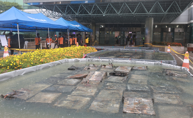 지난달 28일 대전 유성구 국가정보자원관리원 화재로 인해 불에 탄 리튬이온 배터리가 소화수조에 담겨 있는 모습. 연합뉴스