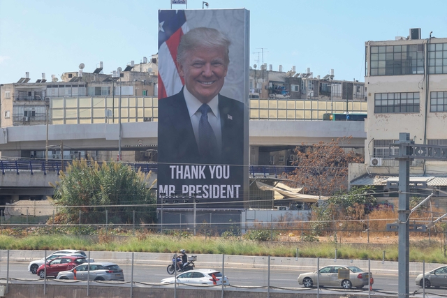 10일 이스라엘 텔아비브에서 운전자들이 ‘감사합니다, 대통령님’이라는 문구와 함께 도널드 트럼프 미국 대통령의 얼굴이 그려진 광고판 옆을 지나가고 있다. 오는 12일 트럼프 대통령은 중동 방문을 앞두고 있다. AFP 연합뉴스