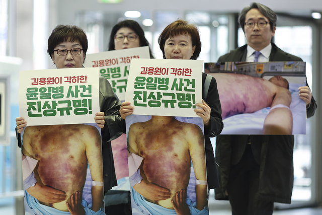 지난 3월 28일 서울 중구 국가인권위원회(인권위) 앞에서 군부대 내 구타·가혹행위로 사망한 고 윤승주 일병 유족이 인권위를 규탄하는 기자회견을 마친 후 인권위 회의실로 향하고 있다.  연합뉴스