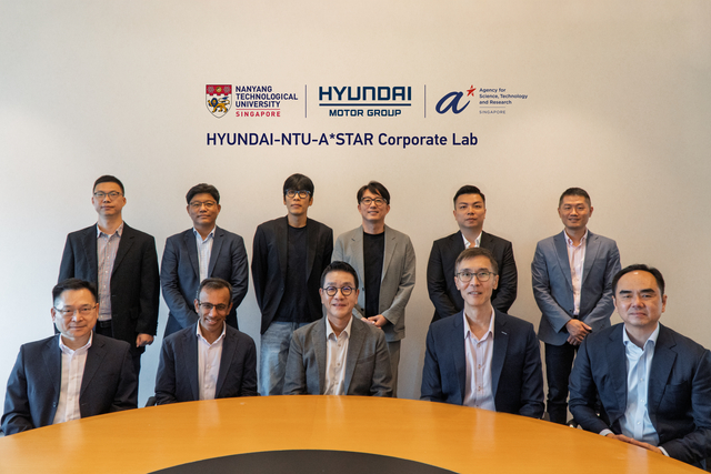 현대자동차그룹 싱가포르 글로벌 혁신센터(HMGICS)는 지난 3일 싱가포르 난양공대(NTU), 싱가포르 과학기술청(A*STAR)과 함께 ‘현대차그룹-NTU-A*STAR 기업 연구소’를 열었다고 12일 밝혔다. (앞줄 왼쪽부터) 람쿽얀 NTU 부부총장, 알페시 파텔 HMGICS 최고혁신책임자(CIO·상무), 박현성 HMGICS 법인장(상무), 림켕후이 A*STAR 과학 및 공학 연구 위원회 부청장, 데이비드 로우 A*STAR CEO, (뒷줄 왼쪽부터) 후궈창 NTU 교수, 문승기 NTU 부교수, 민정국 현대차 제조SW개발실 상무, 한승훈 HMGICS Core R&D lab 상무, 이던 림 싱가포르 경제개발청 부본부장, 왕 웨이 A*STAR 연구개발부문 부총괄책임자. 현대차그룹 제공