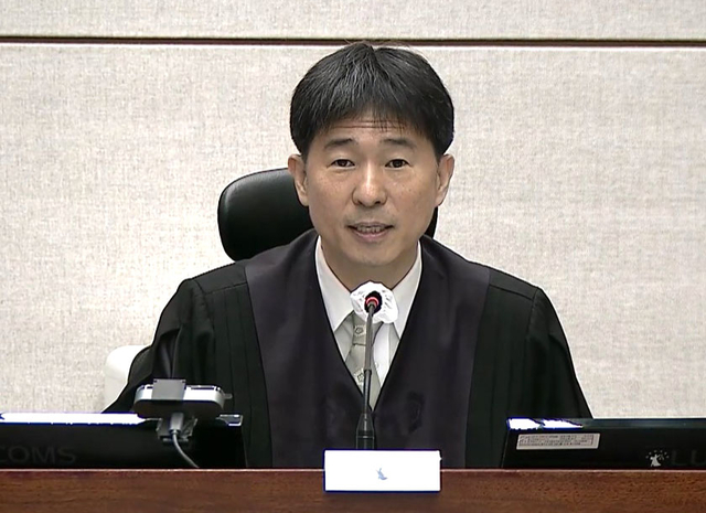 지귀연 부장판사가 2일 서울 서초구 서울중앙지방법원에서 열린 윤석열 전 대통령의 내란 우두머리·직권남용 권리행사 방해 혐의 사건 속행 공판에서 발언하고 있다. 서울중앙지법