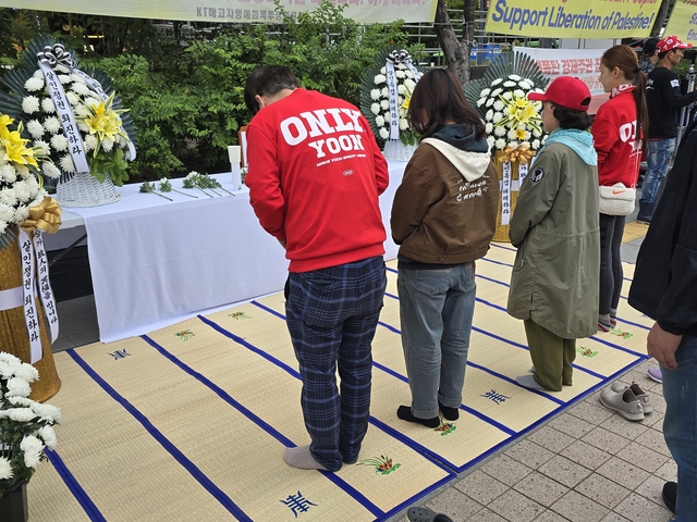 보수단체들이 12일 김건희 여사 일가의 ‘양평 공흥지구 특혜 의혹’과 관련해 수사받다 숨진 채 발견된 경기 양평군 공무원 A씨의 분향소를 설치했다. 연합뉴스