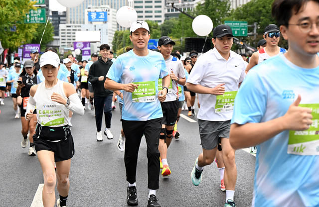 오세훈 서울시장이 12일 오전 청계광장 일대에서 열린 ‘서울달리기 2025’에 참여해 시민들과 함께 달리고 있다. 서울시청 제공