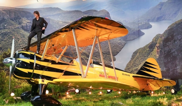 배우 톰 크루즈가 5월 15일(현지 시간) 영국 런던에서 열린 영화 ‘미션 임파서블: 파이널 레코닝’ 시사회에 참석해 비행기 세트 위에 올라가 포즈를 취하고 있는 모습. AP 뉴시스