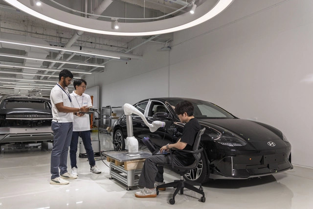 현대자동차그룹 싱가포르 글로벌 혁신센터(HMGICS)와 싱가포르 난양공대(NTU), 싱가포르 과학기술청(A*STAR)이 공동으로 조성한 ‘현대차그룹-NTU-A*STAR 기업 연구소’ 연구원들이 HMGICS에서 연구를 진행하고 있다. 현대차그룹 제공