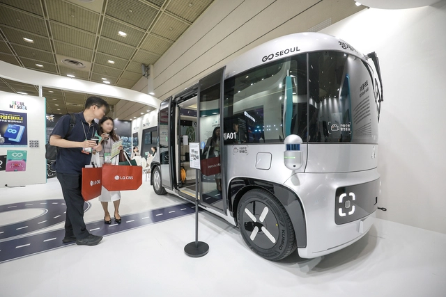 30일 서울 강남구 코엑스에서 열린 서울 스마트라이프 위크에 무인버스가 전시되어 있다. 뉴시스