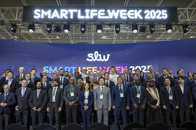 오세훈 서울시장과 참석자들이 30일 서울 강남구 코엑스에서 열린 서울 스마트라이프 위크 개막식에서 기념촬영을 하고 있다. 뉴시스