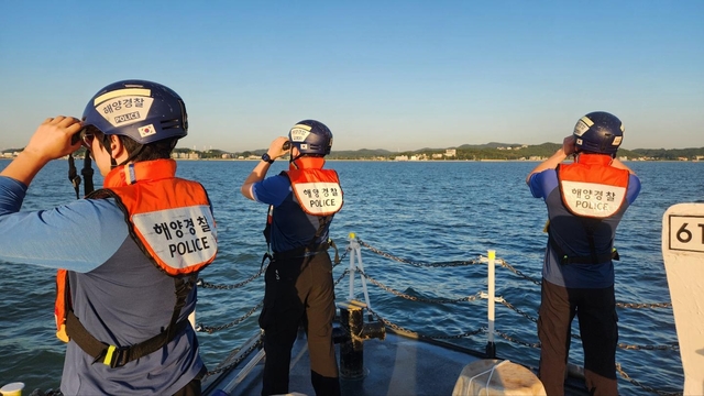 고립자 수색하는 해양경찰. 인천해양경찰서. 기사와는 상관 없는 이미지.