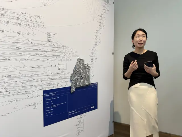 지난 1일 서울 관악구 서울대미술관에서 구자명 작가의  ‘모노코크: 정원의 원리’  연작에 대해 설명하고 있는 오진이 학예사. 박동미 기자