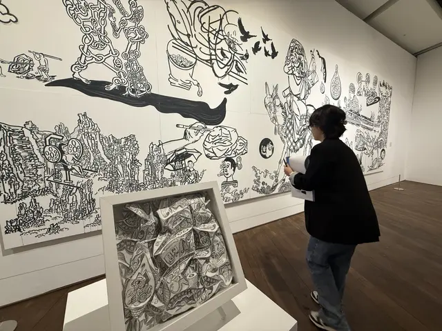 지난 1일 서울대미술관에서 개막한 기획전 ‘차원의 확장’에서 김은형 작가의 페인트 벽화를 살펴보고 있는 관계자.  박동미 기자