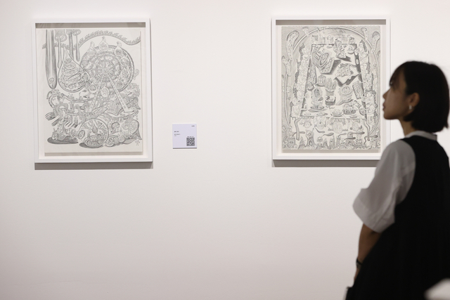 1일 서울 관악구 서울대학교미술관에서 개막한 기획전 ‘차원확장자: 시ㆍ이미지ㆍ악보ㆍ코드’ 간담회에서 참석자가 작품을 둘러보고 있다.  연합뉴스