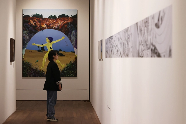 지난 1일 서울대미술관에서 열린 기획전 간담회에서 정수정의 회화 작품을 감상하고 있는 참석자. 연합뉴스