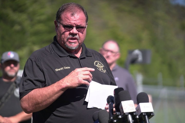 미 테네시주 험프리 카운티 보안관 크리스 데이비스가 11일(현지시간) 벅스노트의 폭발물 공장 어큐레이트 에너제틱 시스템즈에서 발생한 폭발 사고로 16명이 숨지고 생존자는 발견되지 않았다고 기자회견에서 밝히고 있다. AP 뉴시스