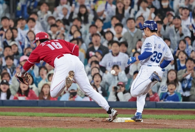 13일 대구삼성라이온즈파크에서 열린 준플레이오프 3차전에서 삼성 김성윤이 상대 2루수의 실책 때 1루 베이스를 밟고 있다. 삼성 제공