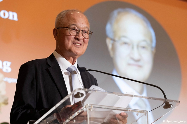 영원무역 성기학 회장이 지난 6일(현지시각) 미국 시카고 드레이크 호텔에서 열린 ‘2025 WCD 비저너리 어워즈’에서수상자로 단상에 오른 모습. 강형원 포토저널리스트