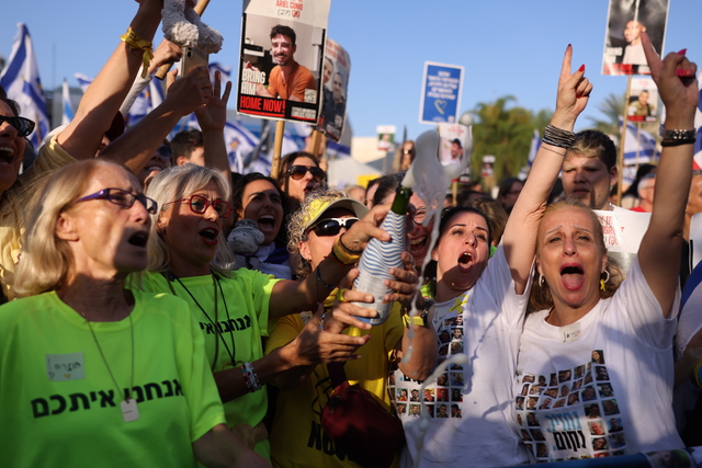 가자 전쟁 1단계 휴전 합의에 팔레스타인 무장정파 하마스가 이스라엘 생존 인질 20명을 전원 석방하기로 한 13일 오전 이스라엘 최대도시 텔아비브 중심부에 마련된 인질 광장에 모인 이스라엘 시민들이 대형 스크린 등을 통해 인질 석방 관련 뉴스를 시청하며 환호하고 있다. EPA 연합뉴스