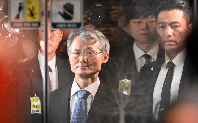 조희대 대법원장이 13일 오전 국회에서 열리는 법사위 국정감사에 출석하기 위해 국회 본관으로 들어서며 엘리베이터를 기다리는 순간 승강기문에 조대법원장의 모습이 비치고 있다. 2025.10.13 곽성호기자