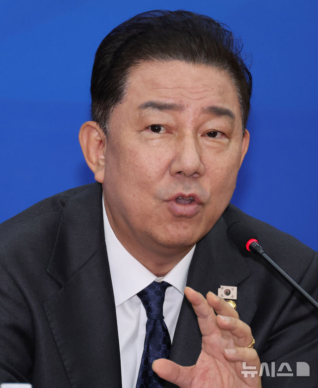 김병기 더불어민주당 원내대표가 지난 10일 오전 서울 여의도 국회에서 열린 기자간담회에서 질문에 답하고 있다. 뉴시스 제공