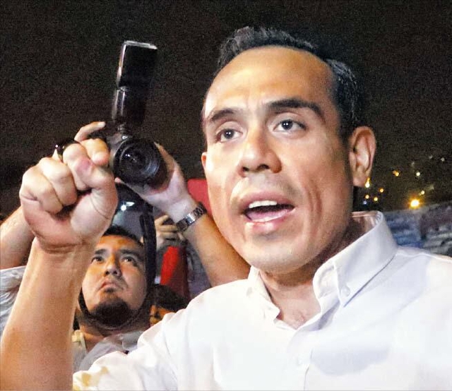 호세 헤리(38) 신임 페루 대통령이 11일 수도 리마 산후안데미라플로레스 지역에서 발생한 화재 현장을 찾아 기자회견을 하고 있다. AFP 연합뉴스