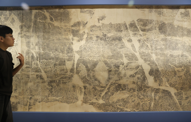 지난 3월 동국대 박물관이 주관한 특별전 ‘보배로운 먹, 하늘의 향기’에 전시된 반구대 암각화 탁본.  연합뉴스