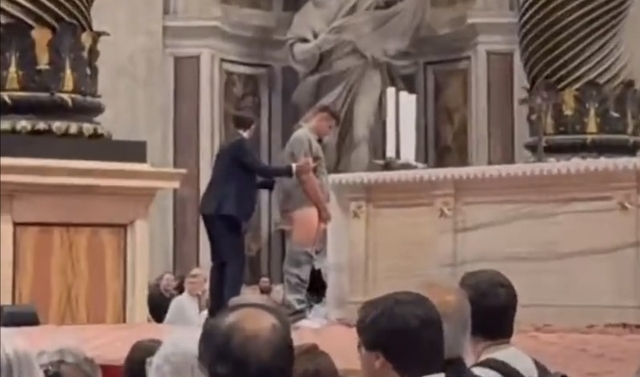 한 남성이 11일 바티칸 성 베드로  성당의 제단에서 한 남성이 바지를 내리고 소변을 보고 있다. 엑스 캡처