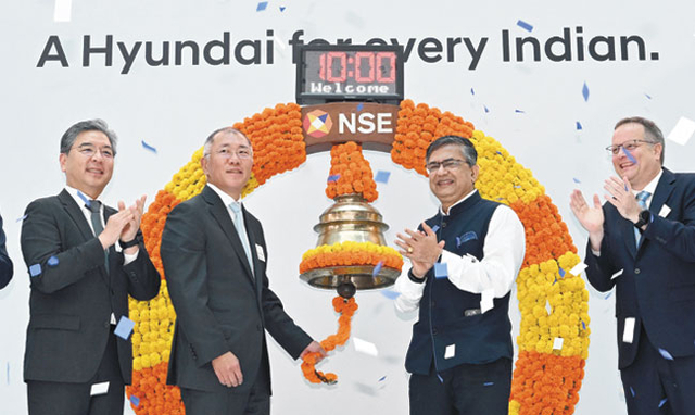 정의선(왼쪽) 현대차그룹 회장이 지난해 10월 22일 인도 뭄바이 인도증권거래소에서 열린 현대차 인도법인(HMIL) 상장 기념식에서 기념촬영을 하고 있다. 공모액은 4조5000억 원으로 인도 증시 사상 최대 규모다.  현대차그룹 제공