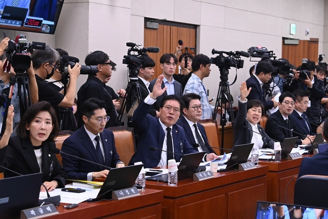 국민의힘 법사위원들이 13일 오전 국회에서 열린 법제사법위원회의 대법원에 대한 국정감사에서 추미애(왼쪽 뒷모습)법사위원장에게 조희대대법원장의 국정감사에서의 질의응답과 관현해 의사진행 발언을 요청하고 있다. 2025.10.13. 곽성호기자