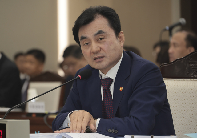 이재명 정부 첫 국정감사가 시작된 13일 서울 용산구 국방부 청사에서 열린 2025 국방부 국정감사에서 안규백 국방부 장관이 의원 질의에 답하고 있다. 국회사진기자단