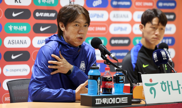 홍명보(왼쪽) 한국 축구대표팀 감독과 이재성이 13일 경기 고양종합운동장에서 열린 기자회견에 참석해 질문에 답하고 있다. 뉴시스