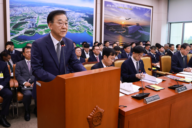 김윤덕 국토교통부 장관이 13일 서울 여의도 국회에서 국토교통부 등에 대한 국토교통위원회 국정감사에서 기관보고를 하고 있다. 연합뉴스