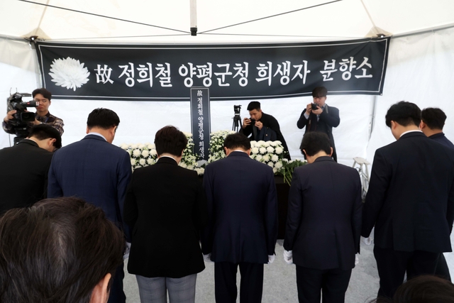 유상범(왼쪽 두번째) 국민의힘 원내운영수석부대표를 비롯한 의원들이 13일 오전 서울 여의도 국회에 마련된 ‘고 정희철 양평군청 희생자’ 빈소에서 조문을 하고 있다.  뉴시스