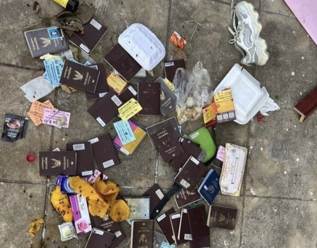 캄보디아의 한 쓰레기통에서 나온 위조나 납치 등 범죄에 사용된 것으로 추정되는 외국 여권들. 온라인 커뮤니티 갈무리