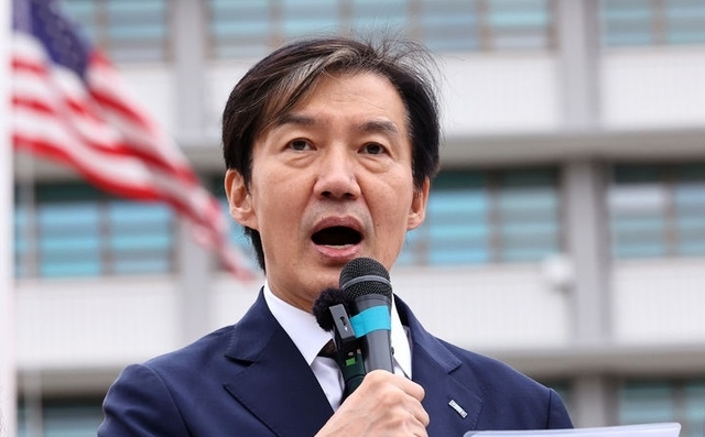 조국 조국혁신당비상대책위원장이 9일 서울 종로구 미국대사관 인근에서 ‘미국의 부당한 관세압박 철회 요구 기자회견’을 하고 있다. 뉴시스