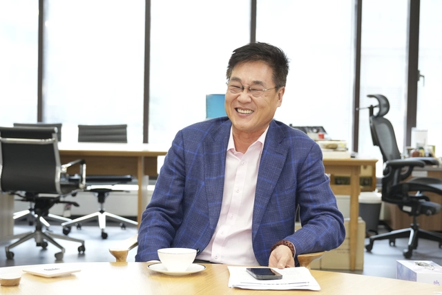 정문헌 서울 종로구청장이 지난 2일 종로구청에서 문화일보와의 인터뷰 도중 환하게 웃고 있다.  종로구청 제공