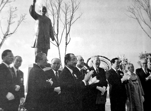 1992년 10월 20일 오두산 통일전망대에 세워진 고당의 두 번째 동상 제막식에 참석한 인사들이 박수를 치고 있다. 고당기념사업회 제공
