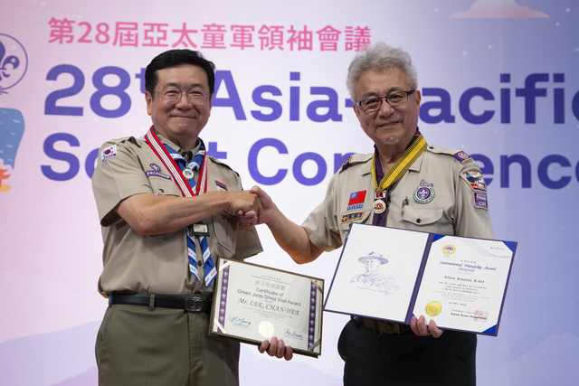 이찬희 총재(왼쪽)가 녹옥장성장을 수상하고 있다.  한국스카우트연맹 제공