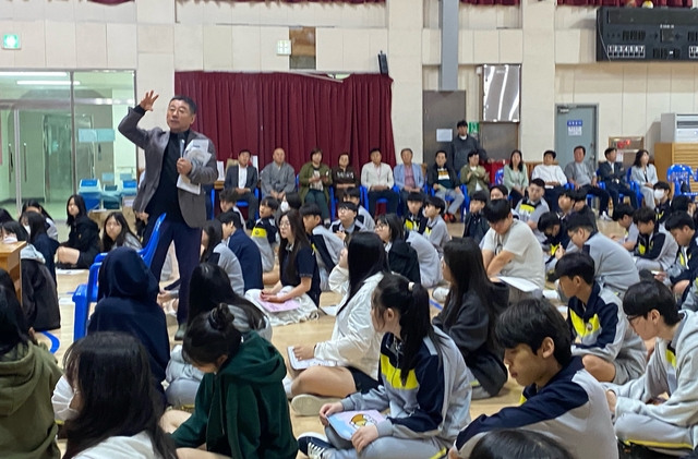 양종훈(왼쪽 서 있는 사람) 상명대 대학원 디지털미디어학과 교수가 13일 경기 파주시 광탄중에서 ‘평화와 통일의 이해’를 주제로 강의하고 있다. 상명대 제공