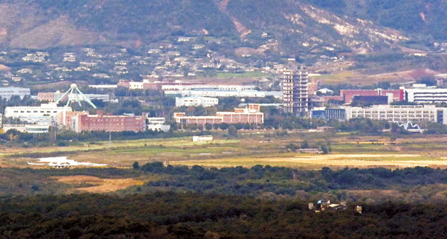 뼈대만 남은 개성공단 지원센터　  