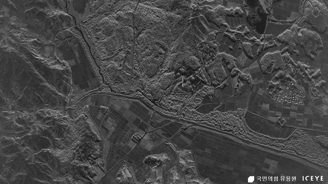 유럽 위성업체 아이스아이가 SAR(합성개국레이더) 위성으로 촬영한 경기 문산·적성 지역  대전차방벽인 이른바 한반도판 베를린 장벽 모습. 유용원 의원실 제공