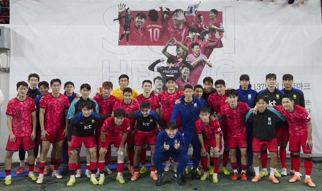 14일 오후 서울 마포구 서울월드컵경기장에서 열린 A매치 친선전 대한민국과 파라과이의 경기, 2대 0으로 승리한 대표팀 선수들이 기념촬영하고 있다. 2025.10.14. 뉴시스