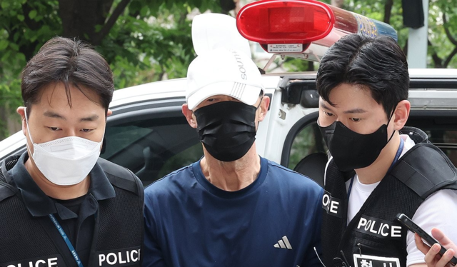 지난 6월 서울 지하철 5호선 열차 안에 불을 지른 60대 남성 원모(67) 씨가 영장실질심사를 위해 서울남부지법에 출석하고 있다. 연합뉴스