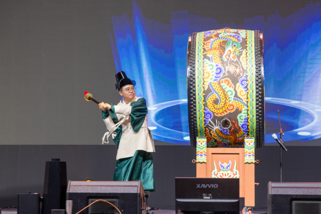 진교훈 강서구청장이 지난 ‘22회 허준축제’ 개막식에서 허준 복장을 하고 대북을 치고 있다. 강서구청 제공