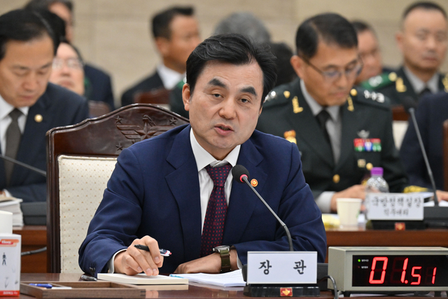 이재명 정부 첫 국정감사가 시작된 13일 서울 용산구 국방부 청사에서 열린 2025 국방부 국정감사에서 안규백 국방부 장관이 의원 질의에 답하고 있다. 국회사진기자단/연합뉴스