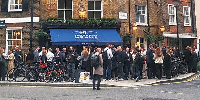 펍 앞에 서서 맥주를 즐기는 영국인들. 이들은 비가 오는 날에도 맥주통을 테이블 삼아 밖에 서서 마시는데, 이런 문화를 ‘버티컬 드링킹(Vertical Drinking)’이라 부른다. ⓒ정수진