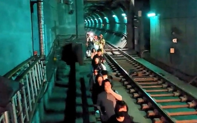 지난 5월 31일 오전 서울 지하철 5호선 여의나루-마포역 구간에서 방화로 인한 화재가 발생해 승객들이 열차에서 내려 선로를 통해 대피하고 있는 모습. 영등포소방서 제공